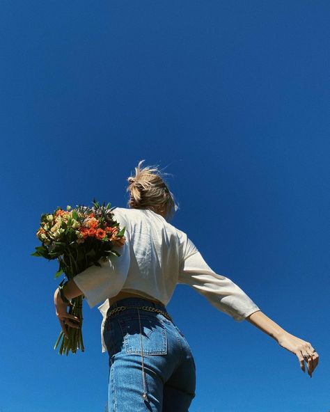 #bouquet #blueskies #blondhair #levi #photography #photoshootideas #silkshirt Spring Picture Ideas, Faceless Content, Spring Portraits, Spring Photoshoot, Flower Photoshoot, Photography Shoot, Pregnancy Photography, Artsy Photos, Spring Pictures