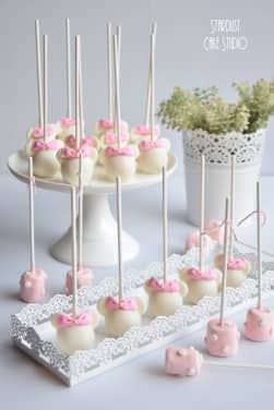 DIY Baby Shower Ideas for Girls - Holidappy Mini Mouse Cake Pop, Minnie Mouse Dessert Table Ideas, Cake Pops Decoracion, Minnie Mouse Treats Table, Minnie Cake Ideas, Minnie Cake Pops, Baby Shower Food Easy, Disney Cake Pops, Simple Baby Shower Cake