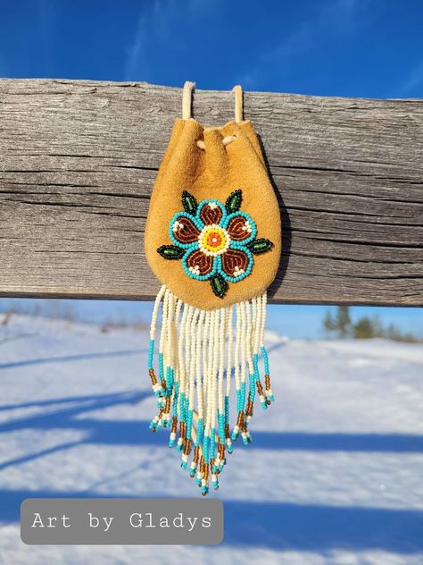 Medicine Bag Pattern Free, Indigenous Leather Crafts, Medicine Bags Native American, Beaded Medicine Bag, Beaded Leather Bag, Native American Medicine Bag, Beaded Pouch Bag, Leather Beaded Jewelry, Leather Medicine Bag