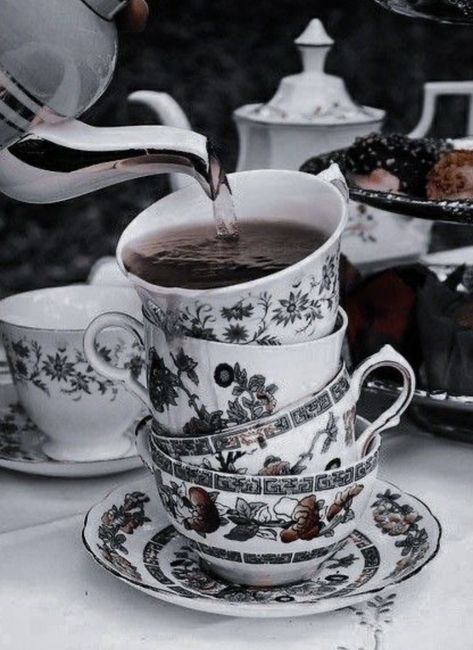 Tea Party Birthday Ideas, Dark Alice In Wonderland, Lizzie Hearts, Alice In Wonderland Aesthetic, Royal Core, Alice Madness Returns, Art Realism, Alice Madness, Unique Tea