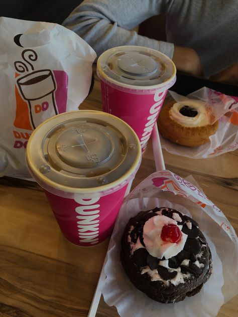 Donuts, Dunkin Donuts🍩 Dunkin Donuts Aesthetic, Donuts Dunkin, Comidas Aesthetic, Donut Banner, Dunkin Donut, Iphone Wallpaper Classy, Kitty Art, Coffee Dates, Starbucks Coffee Recipes