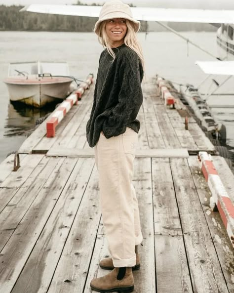 Laidback Fall Outfits, White Painter Pants Outfit, Casual Soft Outfits, Fall Hipster Outfits Women, Casual Unique Outfits, Wyoming Outfit Fall, Outdoor Hiking Outfit, Slow Living Photography, Corduroy Pants Outfit Aesthetic