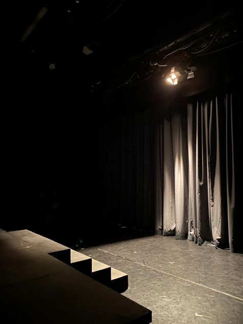 Sipario chiuso del teatro visto dal dietro le quinte Theatre Club Aesthetic, Community Theatre Aesthetic, Stage Actor Aesthetic, Theatre Backstage Aesthetic, Theatre Performance Aesthetic, Dark Theater Aesthetic, Theatre Kids Aesthetic, Dark Theatre Aesthetic, Playwright Aesthetic