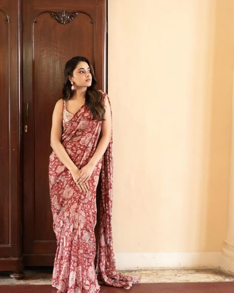 Indian Saree Look, Boho Saree, Poses In Saree, Priyanka Arul Mohan, Priyanka Mohan, Georgette Saree With Blouse, Cotton Saree Blouse Designs, Saree Wearing Styles, Simple Saree Designs