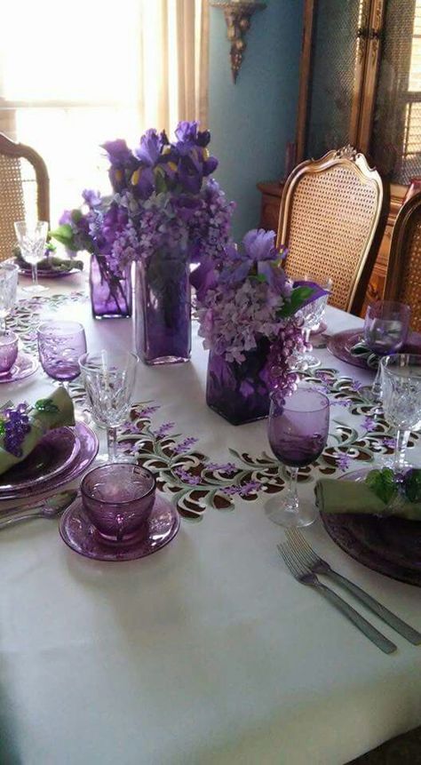 Everything Purple, Purple Table Settings, Glam Dining Room, Blue Table Settings, Pretty Table Settings, Spring Table Settings, Romantic Rustic Wedding, Purple Table, Purple Kitchen