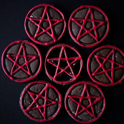 Pentagram Gingerbread Cookies Gothic Cookies, Goth Cookies, Spooky Sweets, Gingerbread Cookies Recipe, Dollhouse Halloween, Masquerade Wedding, Spooky Food, Ginger Bread Cookies Recipe, Halloween Baking