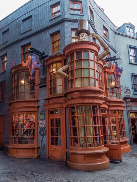 25 Photos That Will Inspire You to Visit the Wizarding World of Harry Potter • Ashlea Paige Harry Potter World Orlando, Photos Of Harry Potter, Weasley Wizard Wheezes, Harry Potter Experience, Harry Potter Places, Harry Potter Orlando, Wizard Wheezes, The Hogwarts Express, Shifting To Hogwarts