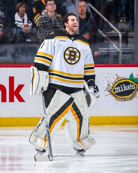 Boston Bruins Goalies, Nhl Wife, Jeremy Swayman, Cute Hockey Players, Hockey Photography, Boston Hockey, Puck Bunny, Sports Wallpaper, Hockey Art