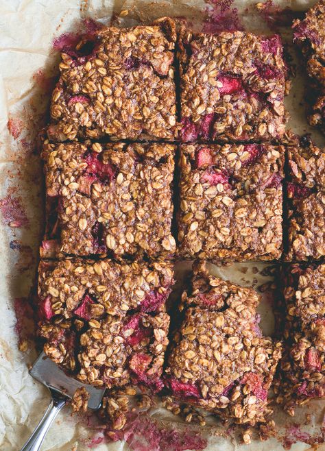 Strawberry Rhubarb Breakfast Oat Bars - delicious breakfast bars that taste totally like a dessert. You'll love this recipe. The rhubarb strawberry combination with maple syrup is divine! It tastes like marzipan! | thehealthfulideas.com