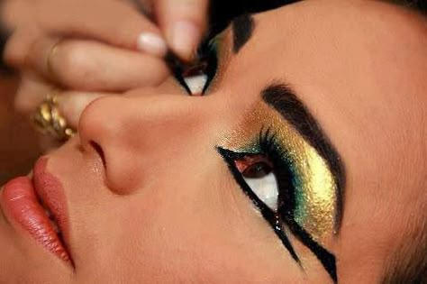 Egyptian Make Up, Egyptian Eye Makeup, Cleopatra Makeup, Egyptian Party, Egyptian Makeup, Starověký Egypt, Egyptian Eye, Lips Shades, Stage Makeup