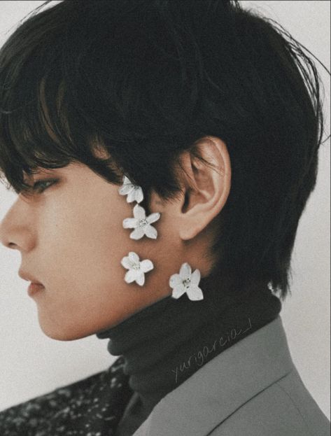 Kim Taehyung Flower, Taehyung Flower Photoshoot, Taehyung With Daisy Flower, Taehyung Flower Aesthetic, Kim Taehyung White Aesthetic, Kim Taehyung, White Flowers, Flowers