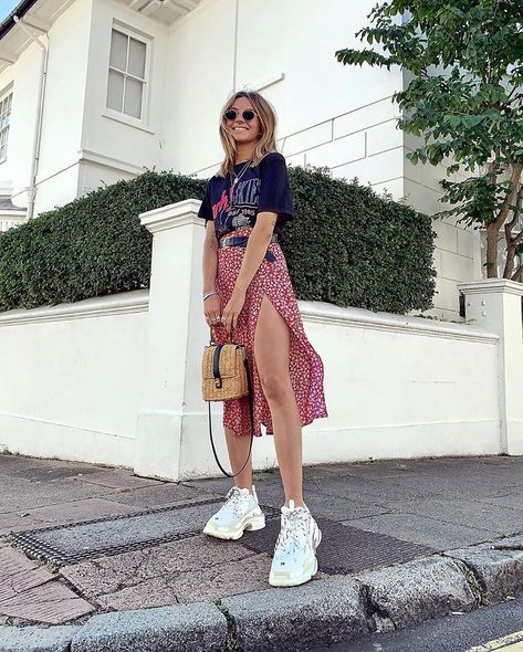 OOTD Magazine on Instagram: “What do you love about this look? @chloehayward_” Chunky White Sneakers Outfit, Skirts With Sneakers, Neo Grunge, White Sneakers Outfit, Tokyo Street Fashion, Skirt And Sneakers, Grunge Style, Soft Grunge, Sneakers Outfit