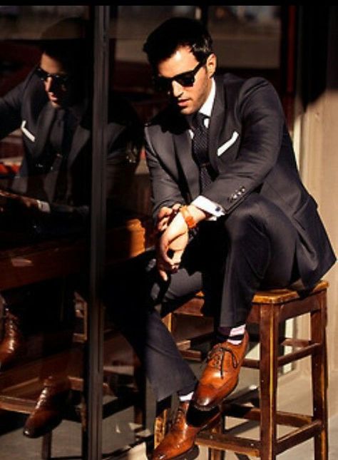 Black Suit Brown Shoes, Brown Shoes Outfit, Elegant Men Style, Summer Business Attire, Brown Shoes Men, Der Gentleman, Mens Business, Boutique Suits, Elegant Man