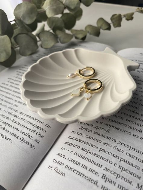 Jewelry Photography Tutorial, Aesthetic Jewellery, Jewellery Tray, Jewellery Photography Inspiration, Jewelry Product Shots, Creative Jewelry Photography, Shell Candles, Apple Band, Jewelry Photoshoot