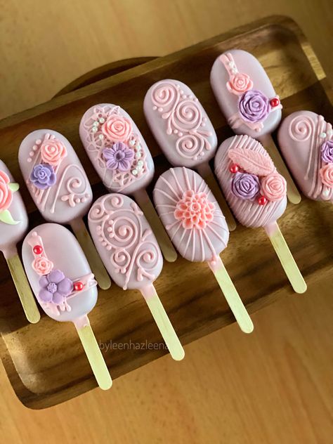 Cakecicles Ideas, Pink Cakesicles, Oreo Design, Spring Flowers Cake, Floral Dessert Table, Cakesicles Ideas, Popsicle Cake, Elegant Cake Pops, Strawberry Business