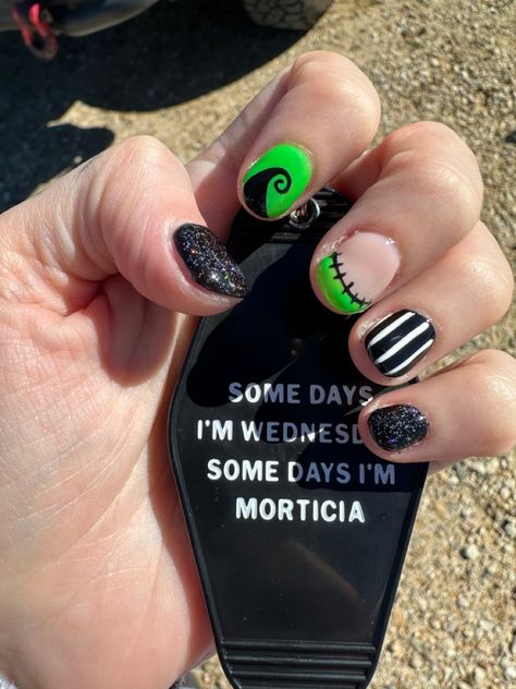 Short Halloween nails, short nightmare before Christmas nails, short Oogie boogie nails. Oogie Boogie Halloween Nails, Oogie Boogie Nails Simple, Easy Oogie Boogie Nails, Oogie Boogie Nail Art, Oggie Boggie Nail Designs, Oogie Boogie Nails Short, Oggie Boogie Nails, Oogey Boogey Nails, Ogie Bogie Nails