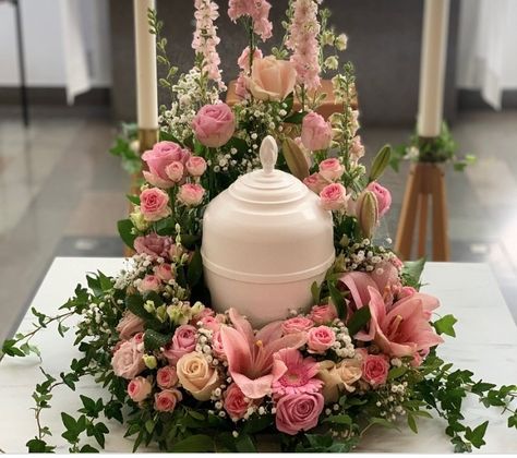 Urn Flower Arrangements, Urn Arrangements, Urn Design, Flower Arrangement Designs, Memorial Flowers, Sympathy Flowers, Memorial Service, Floral Arrangements, Flower Arrangements