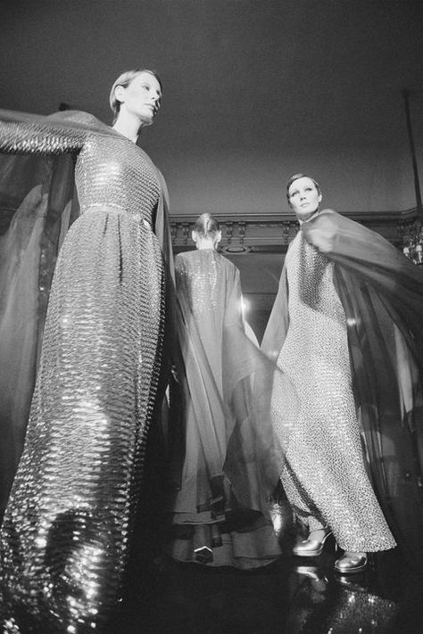 Vintage Photos of Fashion Shows and Runways Supermodel Iman, Italian High Fashion, Sign Dress, Hussein Chalayan, Cape Gown, Jeanne Lanvin, 70’s Fashion, Power Dressing, Fashion Buyer