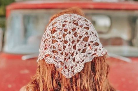 Bandane all'uncinetto: schemi e tutorial Free Crochet Bandana, Crochet Bandana Pattern, Bandana Pattern, Crochet Bandana, Pattern Ideas, How To Crochet, Free Patterns, Boho Style, Free Crochet