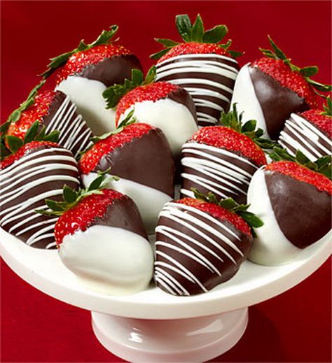 pinterest valentine's day decorating ideas | Day cupcakes decorating ideas made by artist for Valentine’s Day ... Chocolate Covered Strawberry Recipe, Dessert Aux Fruits, Chocolate Dipped Strawberries, Gourmet Desserts, Brown Chocolate, Strawberry Dip, Covered Strawberries, Decadent Chocolate, Chocolate Treats