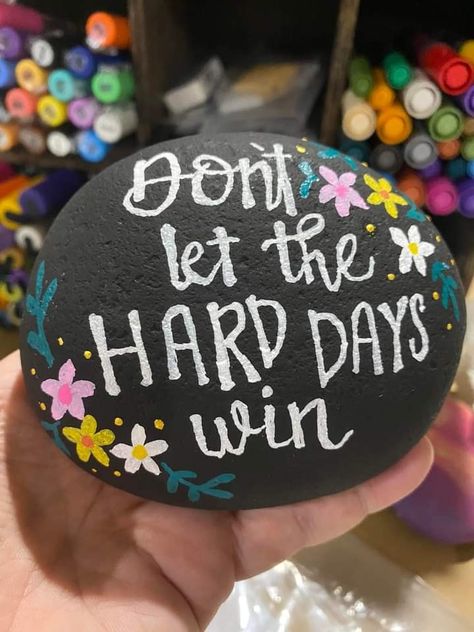 Painted Rocks With Quotes, Rock Sayings Quotes, Painted Rocks Ideas Creative Garden, Cute Things To Paint On Rocks Easy, Painted Rock Sayings, Happy Rock Painting Ideas, Painted Rocks Inspirational, Inspirational Rock Painting Ideas Easy, Kindness Rocks Ideas Easy