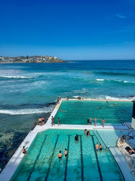 Bondi beach in Sydney during a road trip Gap Year Aesthetic Australia, Aus Travel, Australia Wallpaper, Gap Year Travel, Vision Bored, Bondi Beach Sydney, Australia Backpacking, Sydney Travel, Ocean Aesthetic