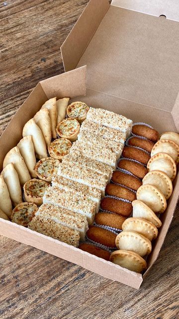 Finger Food Packaging, Snacks Box Ideas, Box Salado, Box Dulce, Snack Box Ideas, Snacks Package, Boxed Lunch Catering, Party Food Boxes, Party Food Bars