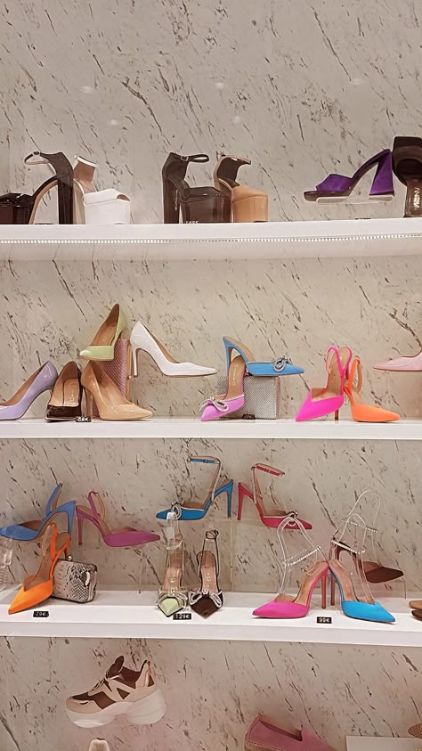 Heels Display Ideas, Display Shoes Ideas, Shoe Display Ideas Boutiques, Shoe Store Design, Clothing Store Design, Visual Merchandising Displays, Store Design Boutique, Boutique Display, Bag Display