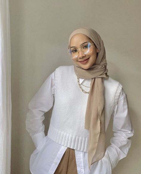 Knit Vest Outfit Hijab, White Outfits For Women Hijab, White Outfit Ideas Hijab, White Hijab Outfit Casual, Hijab Knitwear Outfit, Ootd Knitwear Hijab, Vest Outfits For Women Hijab, Knitwear Outfit Hijab, Vest Outfits Hijab