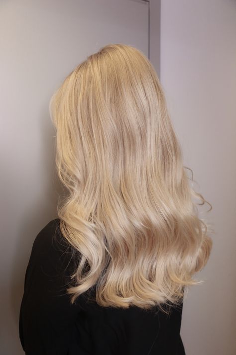 July Hair Color, Gel Nail Trends, Cream Blonde Hair, Korean Beauty Standards, Perfect Blonde Hair, Style Transformation, Light Blonde Hair, Honey Blonde Hair, Blonde Hair Inspiration