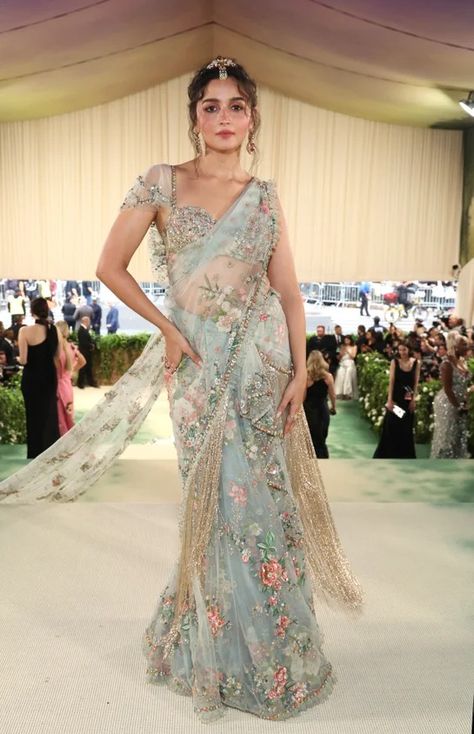 The Best Looks At The 2024 Met Gala Guilded Glamour, Met Gala Outfits, Met Gala Dresses, Gala Outfit, Wallpaper Sky, Gala Fashion, Fairy Dresses, Fashion School, Indian Dresses Traditional