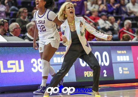 Basketball Coach Outfit, Coach Game Day Outfit, Sport Picture Ideas, Sweet Sixteen Outfits, Coaching Outfits, Kim Mulkey, Lsu Basketball, Basketball Pictures Poses, Female Basketball