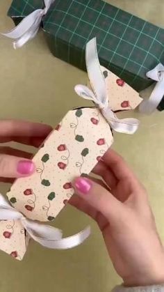 Ribbon Techniques Gift Wrapping, Fun Gift Wrapping Ideas, Diy Gift Labels, Christmas Gift Wrapping Diy, Handmade Christmas Presents, Pretty Gift Wrapping Ideas, Gift Wrapping Techniques, Creative Gift Wraps, Gift Wrapping Inspiration