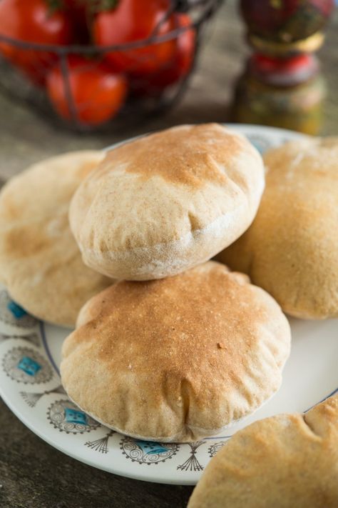 How-To Make Pita Bread in The Air Fryer خبز البيتا - Pitta Bread Recipe, Make Pita Bread, Pita Pocket Recipes, Pita Bread Recipe, Pita Recipes, Pain Pita, Pitta Bread, Bread Maker Recipes, Air Fryer Oven Recipes