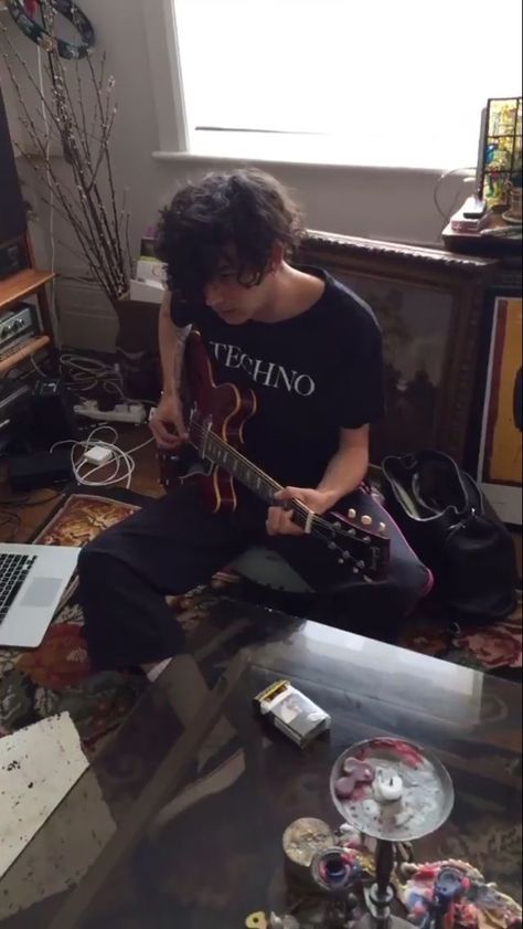 Matthew Healy Aesthetic, Matty Healy Guitar, Matt Healy Aesthetic, Matty Healy Style, Rockstar Boy Aesthetic, Guitarist Aesthetic Boy, Music Boy Aesthetic, Guitar Boy Aesthetic, Matty Healy 2022