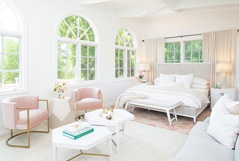 Miranda Kerr Shows Off the Airy Malibu Home She shares with Husband Evan Spiegel and 3 Boys Miranda Kerr Home, Malibu House, Simple Fireplace, All White Room, Malibu Home, House Deck, Tiny Apartment, Universal Furniture, Cozy Place