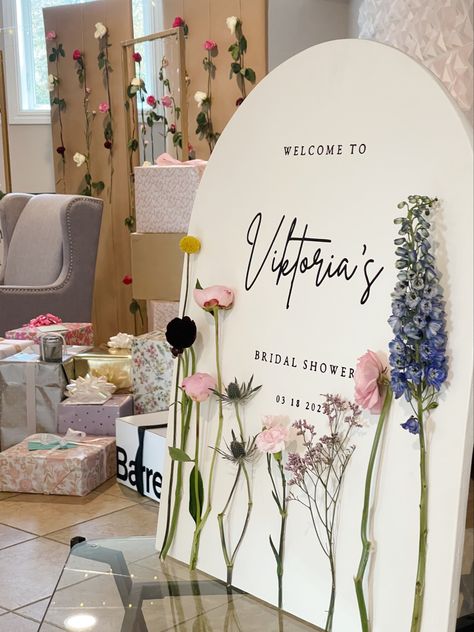 Bridal Shower Design Decor, Bridal Shower Decor Backdrop, Welcome Sign Bridal, Bridal Shower Decorations Backdrop, Bridal Signs, Flower Wedding Sign, Flower Welcome Sign Wedding, Garden Wedding Backdrop Ideas, Bridal Shower Flower Decor