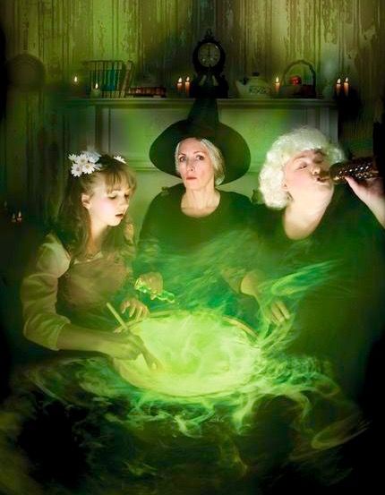 Discworld Witches, Tiffany Aching, Wyrd Sisters, Terry Pratchett Discworld, Fairytale Stories, My Fantasy World, The Witches, Terry Pratchett, Play Based