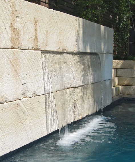 modern stone pool wall water feature and fountain using large stone slabs and a sheer descent waterfall. ohlenburg inc. swimming pool design - dallas, texas Patio Water Feature, Modern Water Feature, Kolam Koi, Diy Water Feature, Pool Wall, Water Feature Wall, Swimming Pool Construction, Stone Pool, Pool Water Features