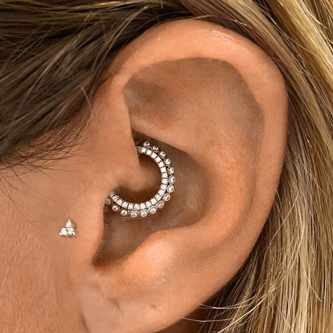 Tragus And Daith Piercing Together, Daith And Tragus Piercing Together, Daith And Tragus Piercing, Daith And Tragus, Orbital Piercing, Anti Tragus Piercing, Piercing Daith, Piercings Ideas, Tragus Daith