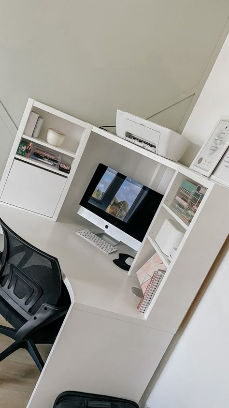 Micke Desk Corner, Micke Corner Workstation, Ikea Curved Desk, Bureau Micke Ikea, Ikea Corner Desk Aesthetic, Ikea Mikey Desk, Micke Corner Desk Aesthetic, Micke Ikea Desk, Corner Desk Ikea