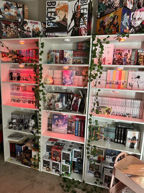 Manga Shelf Aesthetic, Book And Bed, Book Arch, Shelf Aesthetic, Manga Shelf, Anime Bedroom Ideas, Bookshelf Aesthetic, Lots Of Books, Independent Bookstore