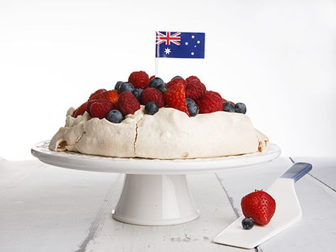 Berry Topped Australia Day Pavlova - Meat and Travel January Celebrations, Australia Day Celebrations, Australia Party, Alcohol Cake, Beautiful Australia, Aussie Christmas, Chantilly Cream, Pie Day, Amazing Desserts