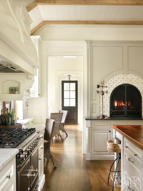 Interior Design Jobs, Southern Kitchens, Interior Design Work, Classic Kitchen, Kitchen Fireplace, Home Luxury, Atlanta Homes, Design Hotel, Counter Tops