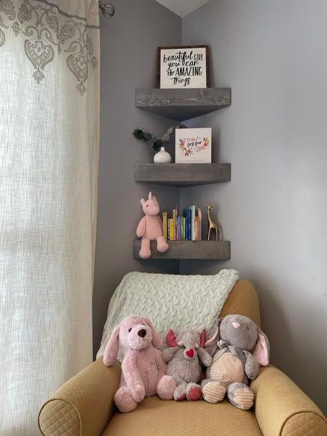 Floating Shelves Corner, Corner Shelving Ideas, Corner Nursery, Nursery Wall Shelf, Corner Floating Shelves, Shelves Nursery, Baby Room Shelves, Train Nursery, Shelves Corner