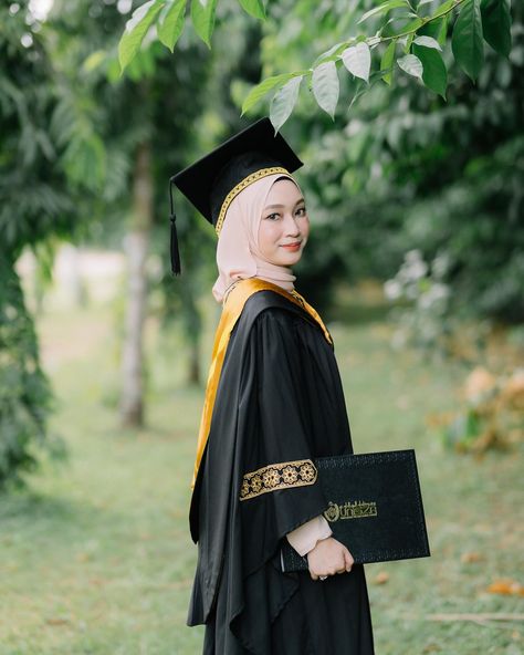 Best Graduation Poses, Self Photo Poses Ideas, Graduation Photoshoot Women, Photography Poses Graduation, Photo Graduation Ideas, Graduate Photo Ideas, Graduation Mood Board, Convo Photoshoot Idea, Graduated Photoshoot