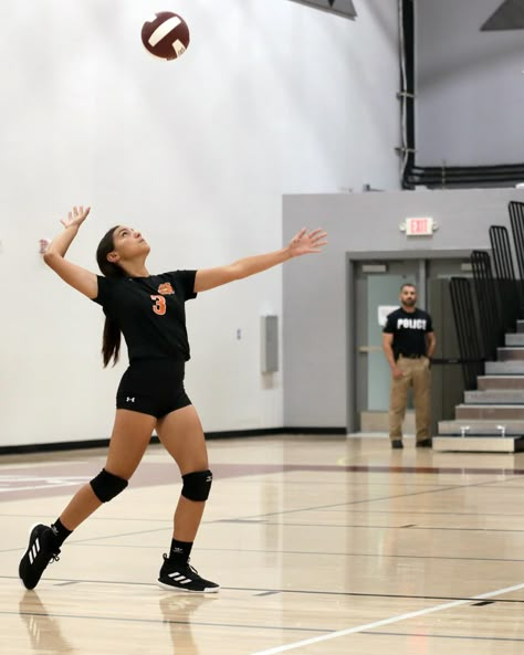 Volleyball Aesthetic Girl, Volly Bal, Spiking Volleyball, Volleyball Digging, Girl Playing Volleyball, Volleyball Girls Outfits, Volley Girl, Volleyball Pics, Volleyball Serve