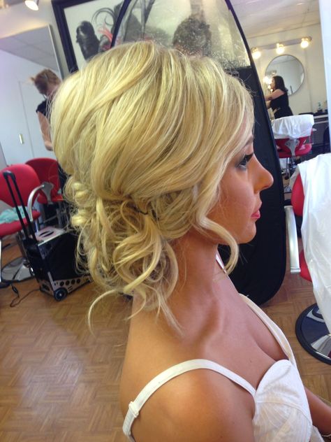 Side Bun Messy, Wedding Hair Big, Low Side Bun Wedding Hair, Side Updo Wedding Hair, Messy Updo Wedding, Side Bun Wedding, Messy Side Bun, Updo Wedding Hair, Wedding Up Do