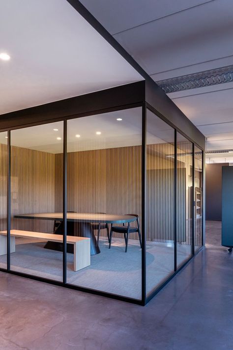 Complete meeting room constructed in glass dividers from the divina range (ARLU). Glass Divider, Glass Partition Designs, Glass Office Partitions, Glass Partition Wall, Glass Room Divider, Office Interior Design Modern, Industrial Minimalist, Glass Office, Office Renovation