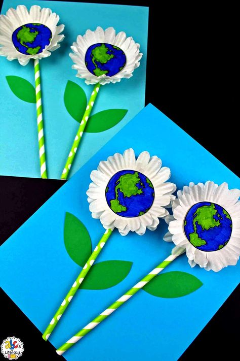 This Earth Day Flower Craft is easy to make, unique but the perfect way to show your students how important it is that we take care of our planet. Earth Day Preschool, Earth Activities, Planet Crafts, Earth Projects, Earth Day Posters, Earth Day Projects, Earth Craft, April Art, Earth Day Crafts